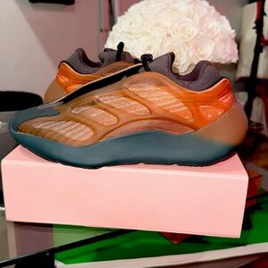 Adidas Yeezys 700 V3 cooper fade